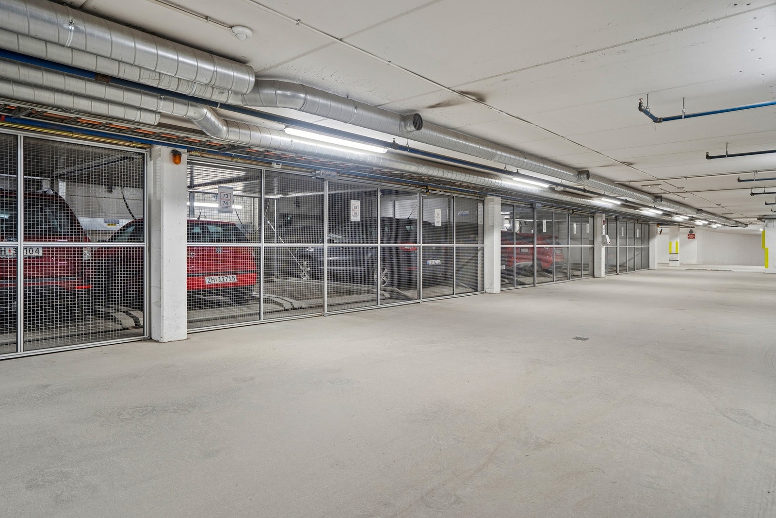 Trygg parkering i innendørs garasjeanlegg. Galleribilde