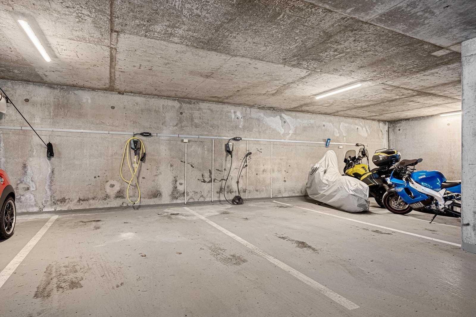 Garasjeplass med elbillader Galleribilde