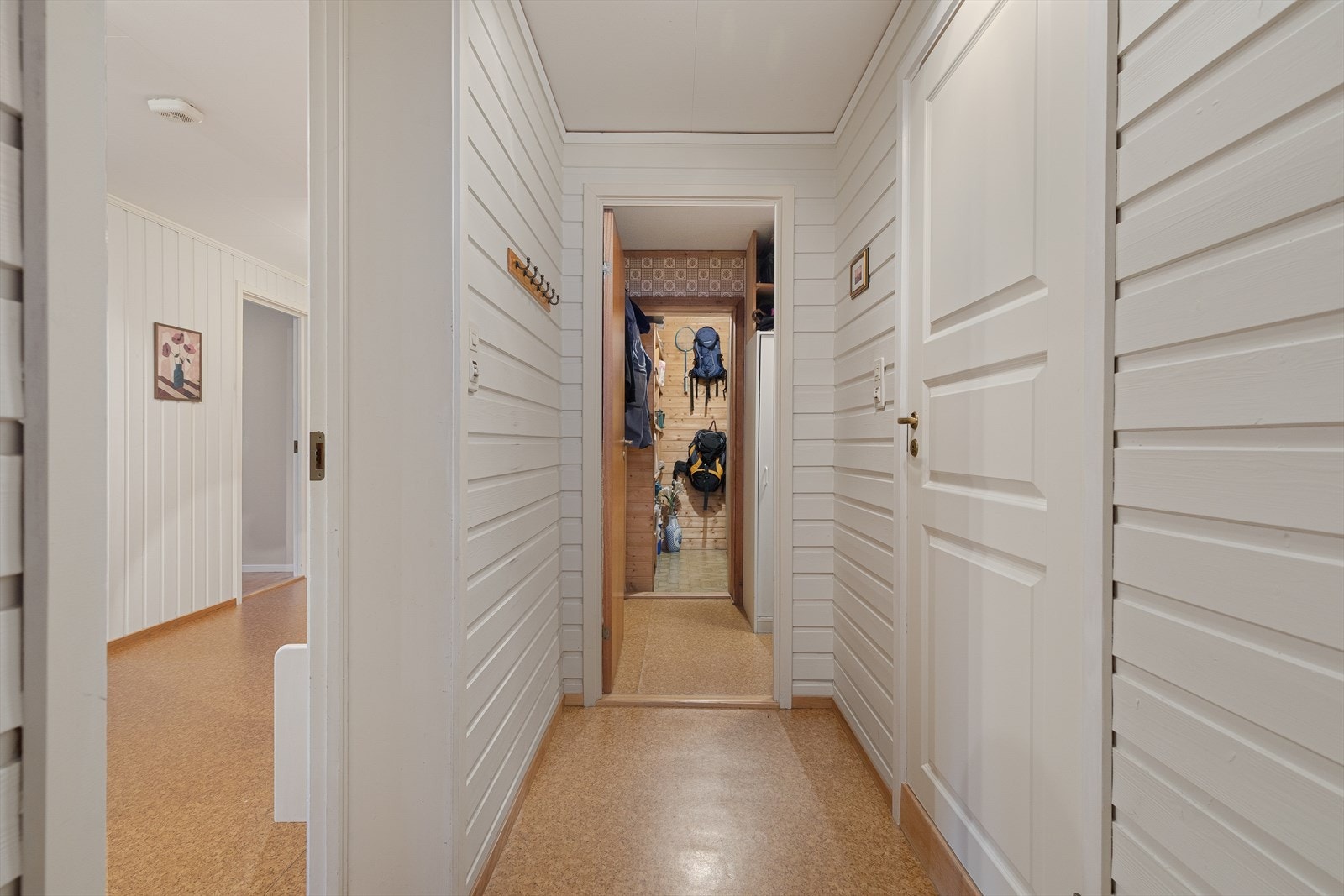 Herifrå er det vidare tilkomst til bad, boder til oppbevaring og bod m kjølerom. Galleribilde