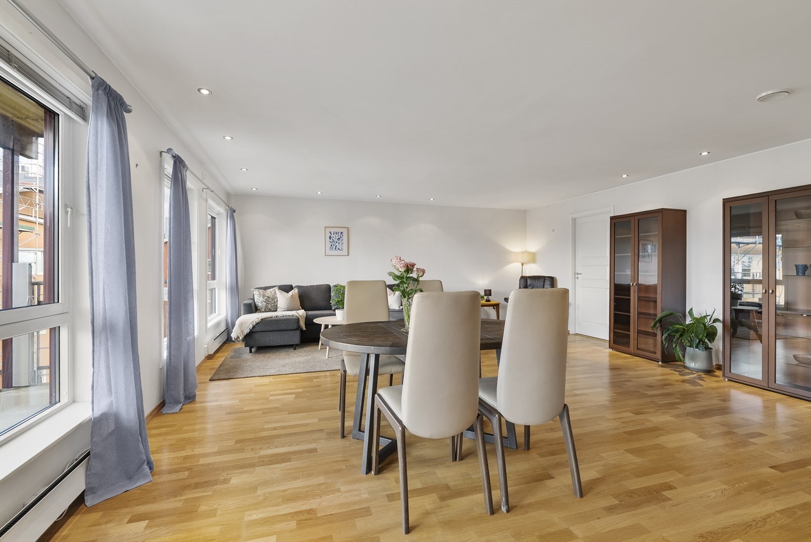 Stuen har god plass til både spisebord og sofagruppe Galleribilde