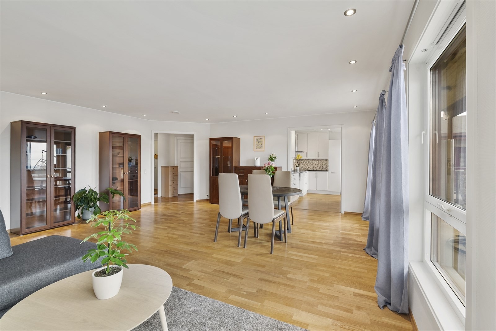 Stuen er malt i lyse, moderne fargevalg. Galleribilde