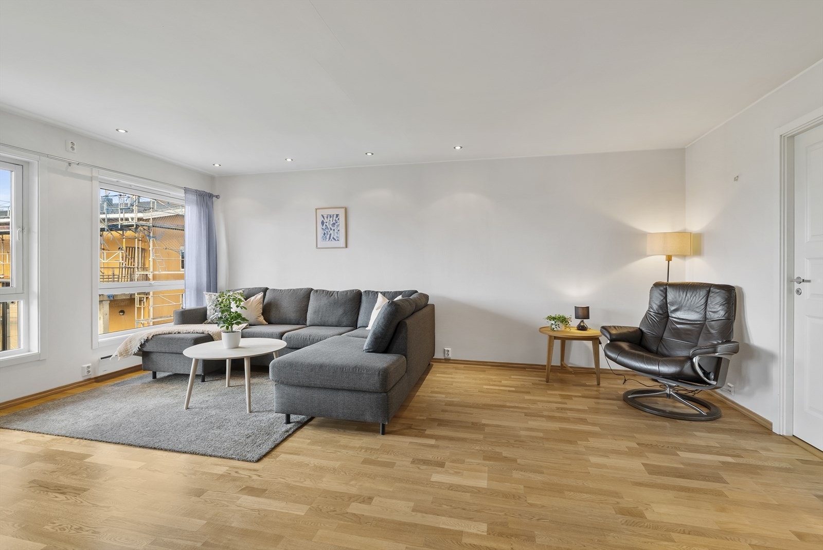 God plass til flere sittegrupper. Galleribilde
