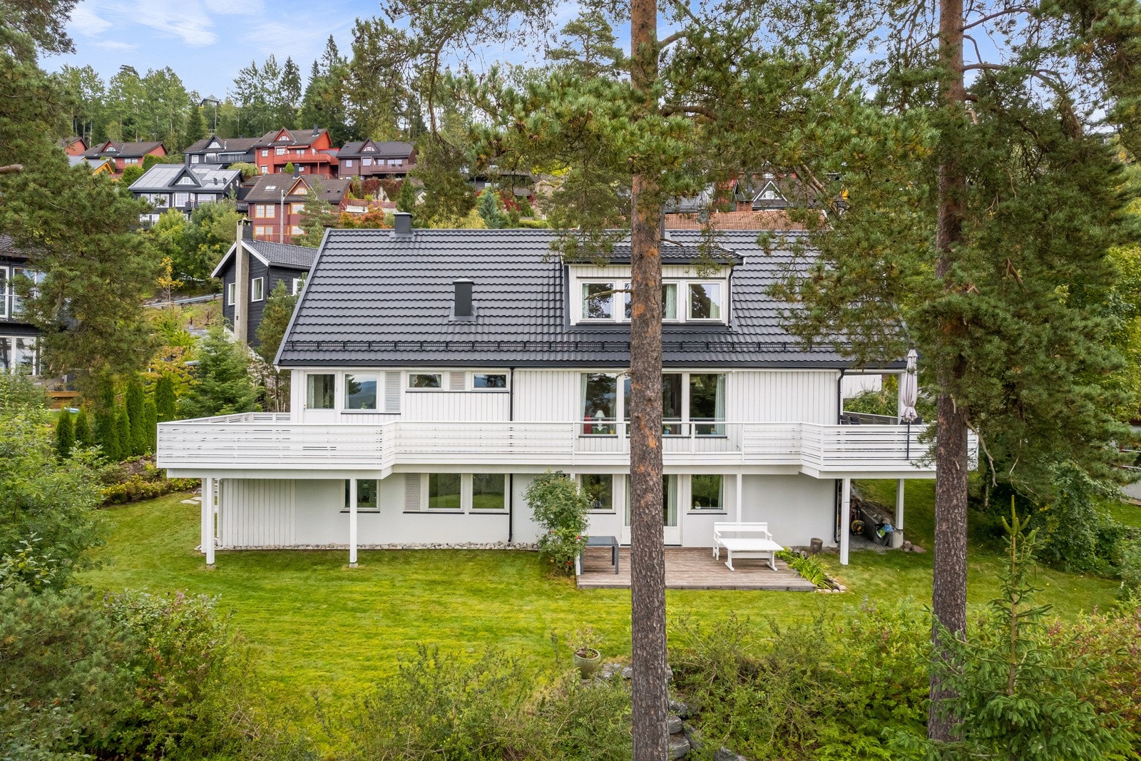 Her bor du barnevennlig til på Voksenlia, i et veletablert boligområde med nærhet til en rekke flotte tur- og rekreasjonsområder Galleribilde