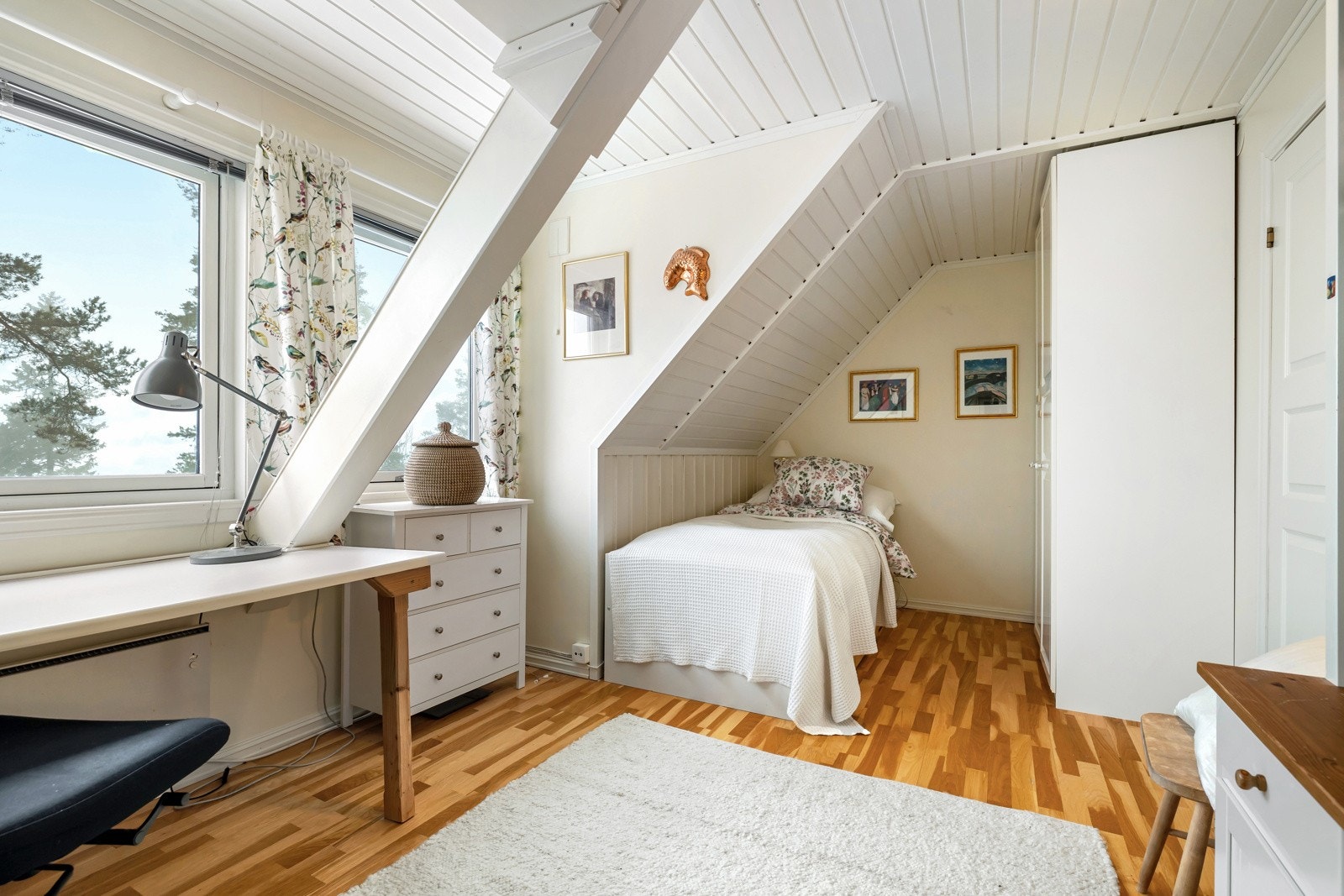 Rommet har god plass til seng med tilhørende nattbord og øvrig møblement. Galleribilde