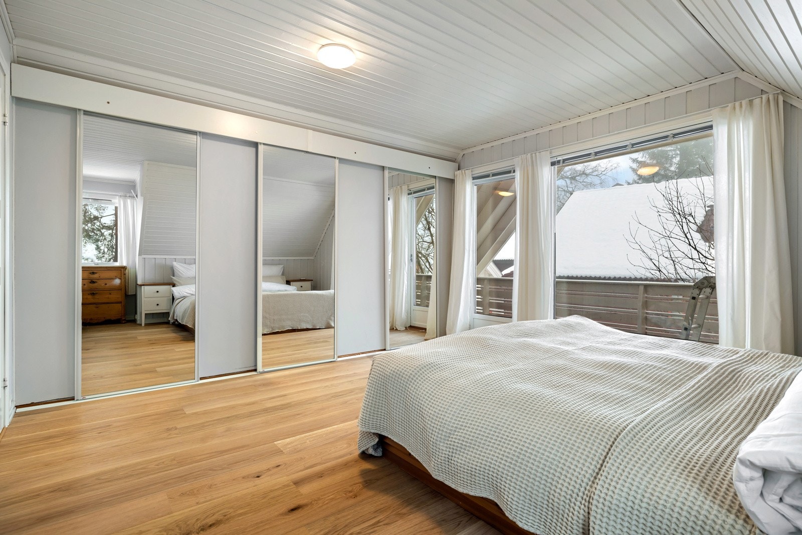 Hovedsoverommet er av god størrelse med plass til dobbeltseng og tilhørende nattbord. Rommet er innredet med med en stor skyvedørsgarderobe. Galleribilde