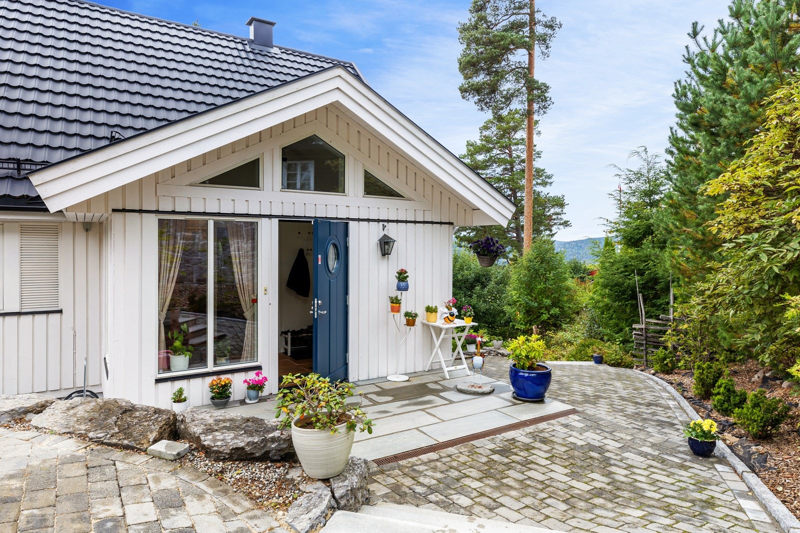 Her bor du behagelig tilbaketrukket i tett kontakt med naturen, samtidig som storbyen bare er en kort kjøretur unna. Galleribilde