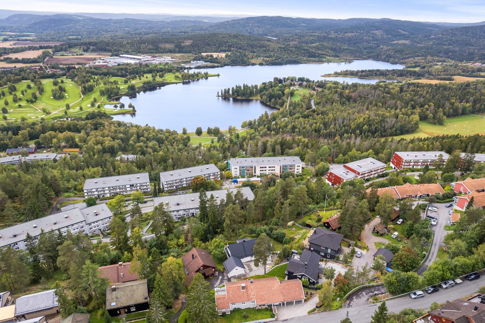 Fra eiendommen går det en hyggelig sti rett fra hagen og ned til skolen, noe som gir en enkel og trygg skolevei. Galleribilde