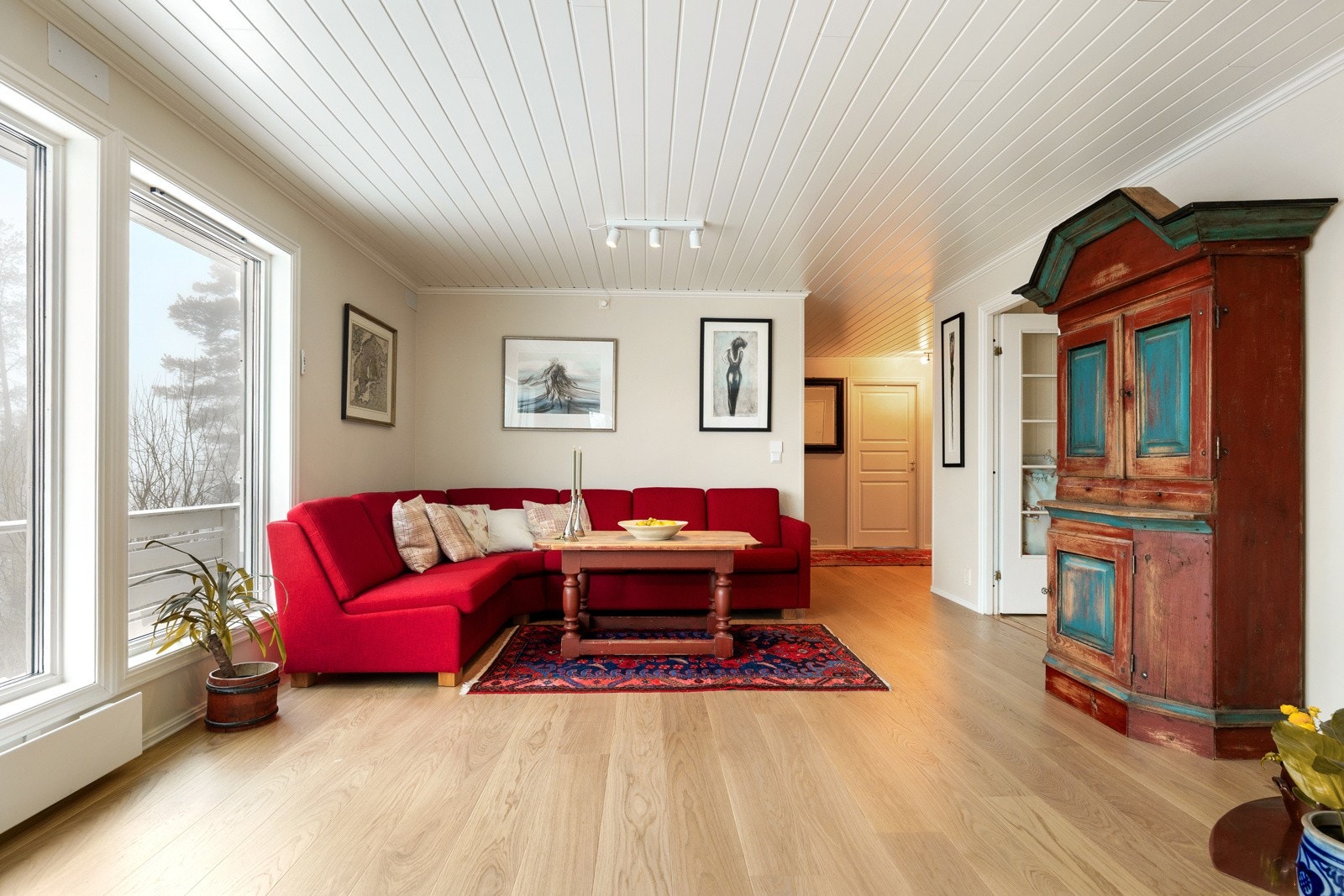 God plass til stor sofagruppe og tilhørende møblement. Galleribilde