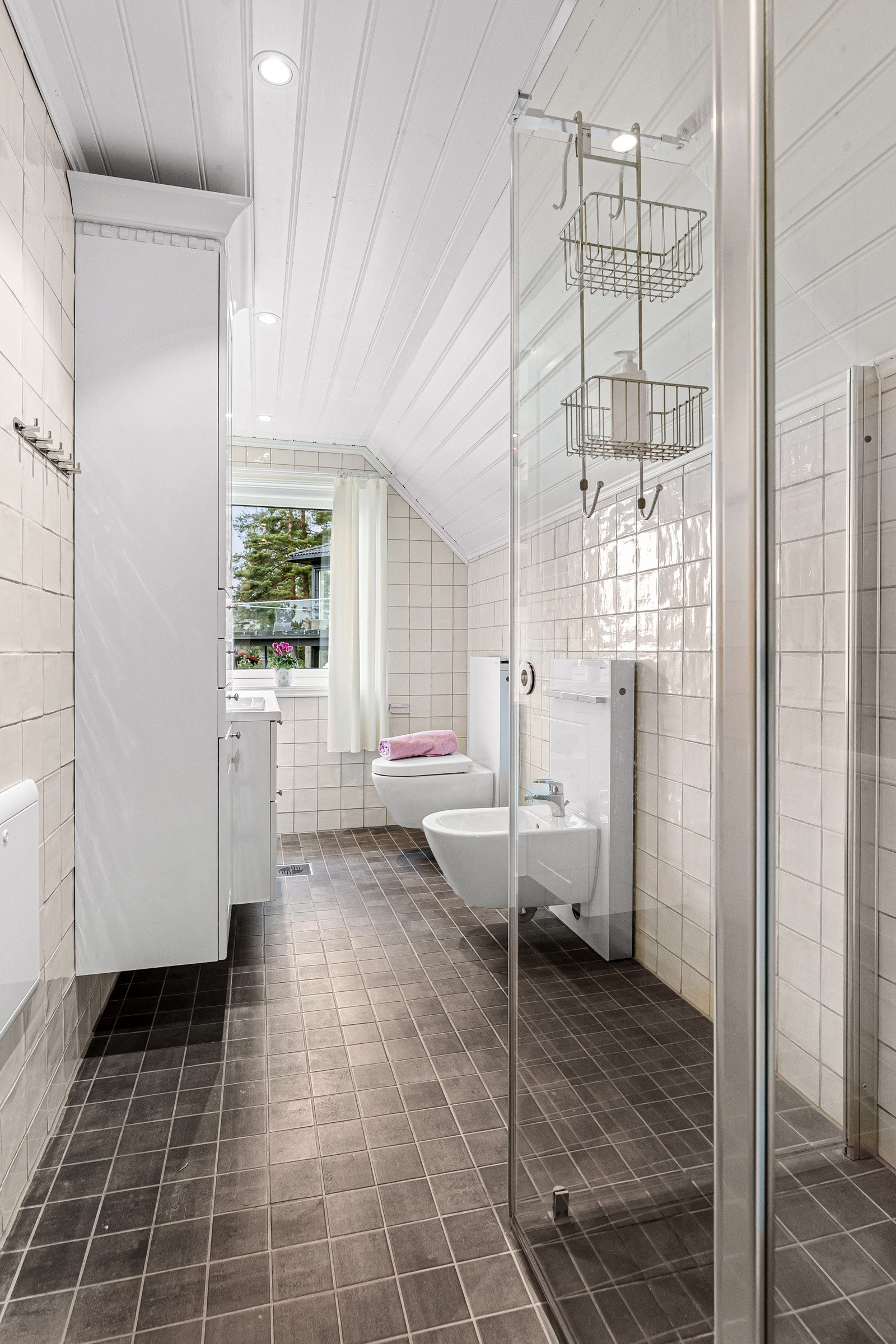 Stilrent hovedbad med behagelig gulvvarme fra 2016. Galleribilde