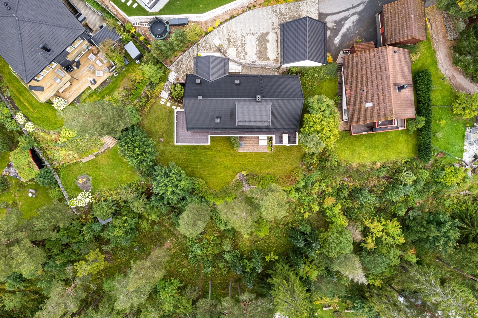 Stor, solrik tomt på over 1 mål. Galleribilde