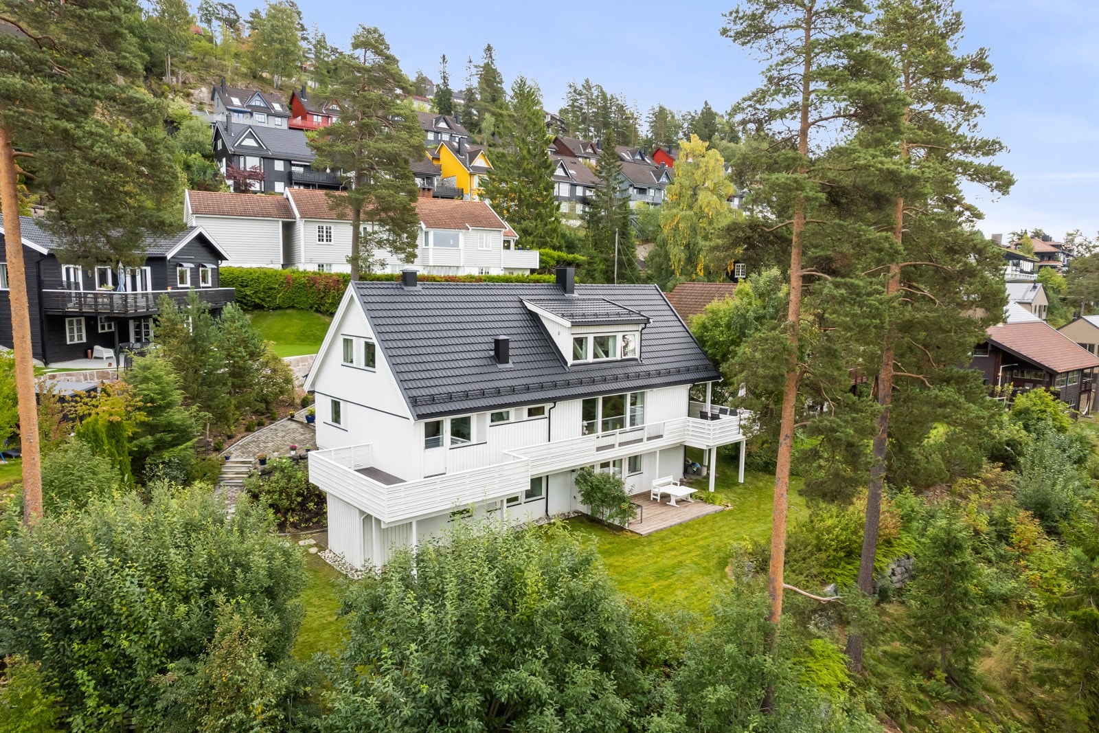 Velkommen til Jerpefaret 16 D. Her får du en romslig og familievennlig enebolig med attraktiv beliggenhet. Galleribilde