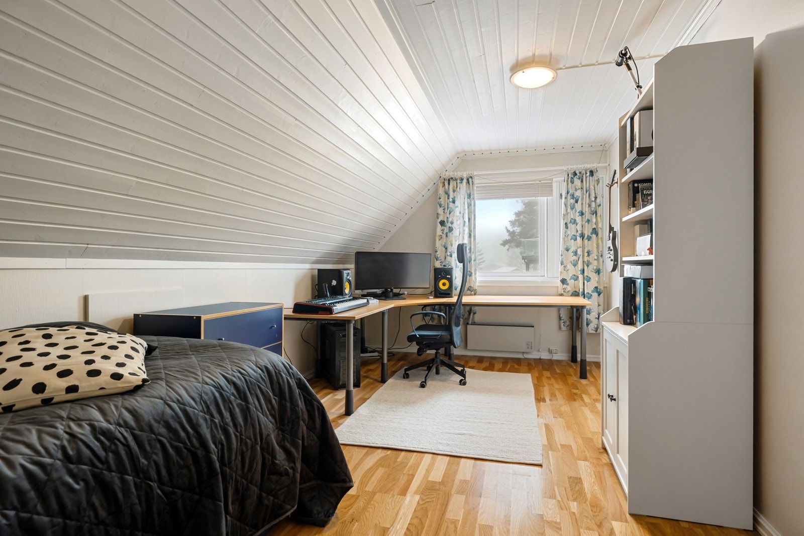 Rom god plass til seng, pult, nattbord og kommode/klesskap. Galleribilde
