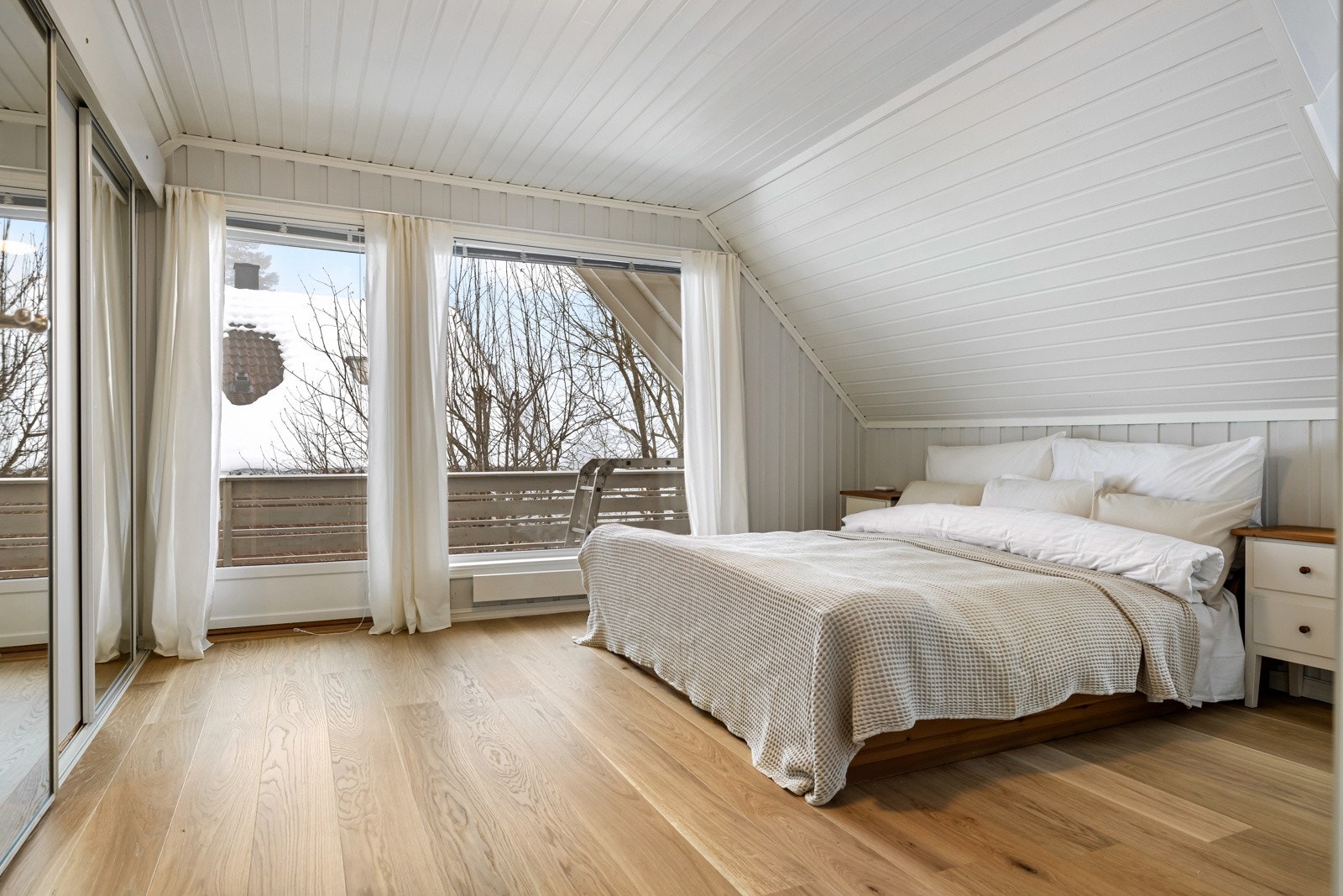 Boligen har en meget familievennlig planløsning med tre gode soverom og bad på samme plan. Galleribilde
