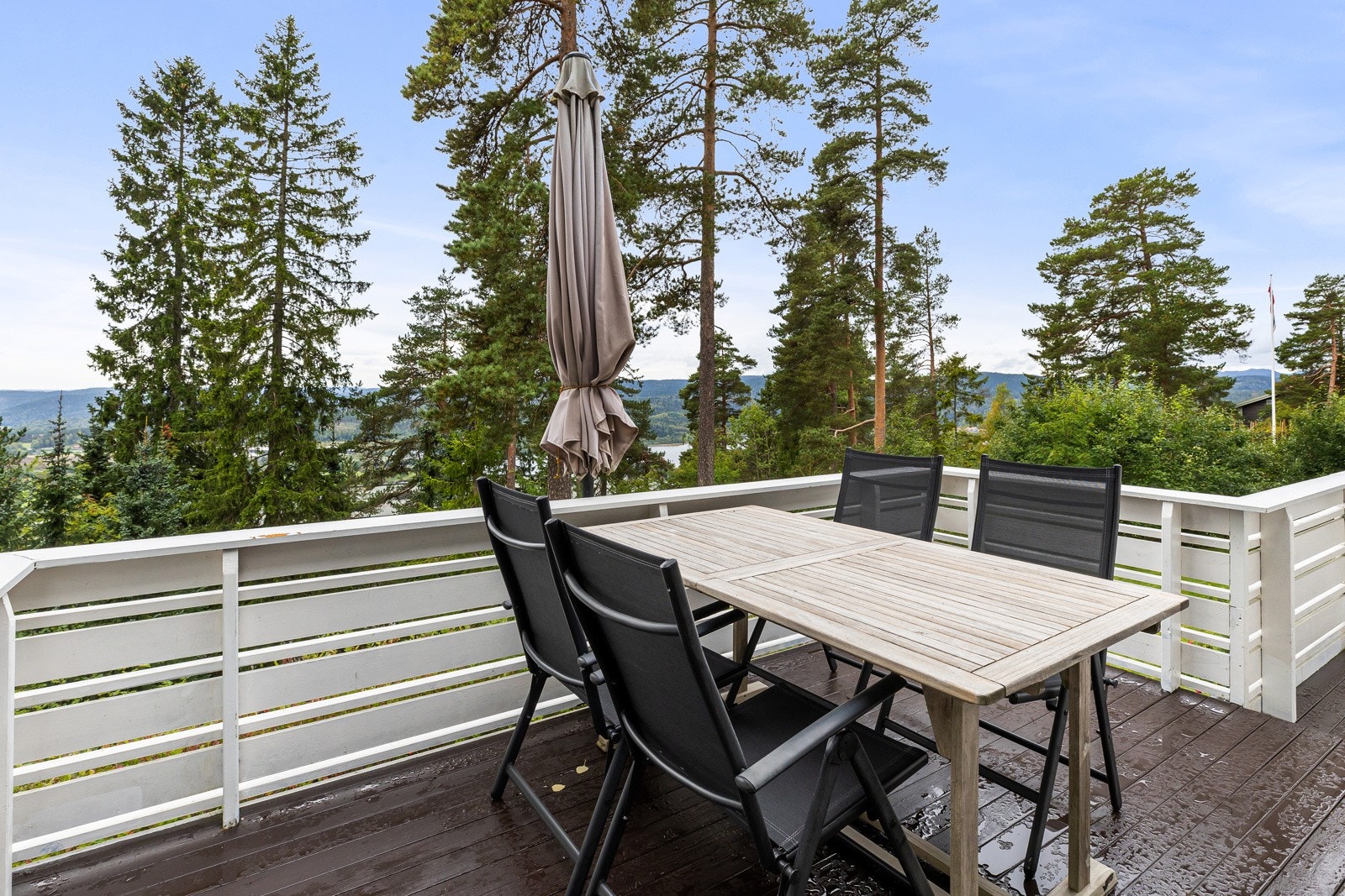 På verandaen er det god plass til utemøblement, grill, solstoler m.m. Galleribilde