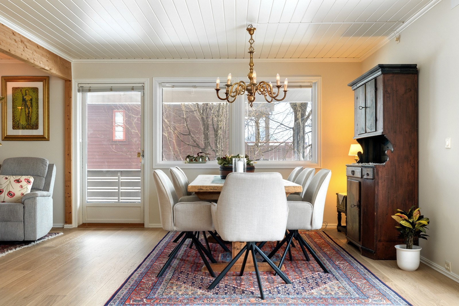 Fra stuen har du utgang til en stor veranda som strekker seg rundt huset. Galleribilde