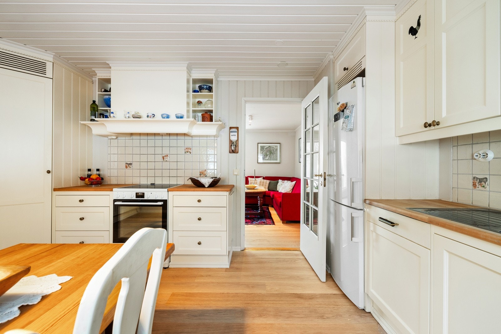 Stort kjølehjørne fra Norcool. Blomberg oppvaskmaskin fra 2021. Galleribilde
