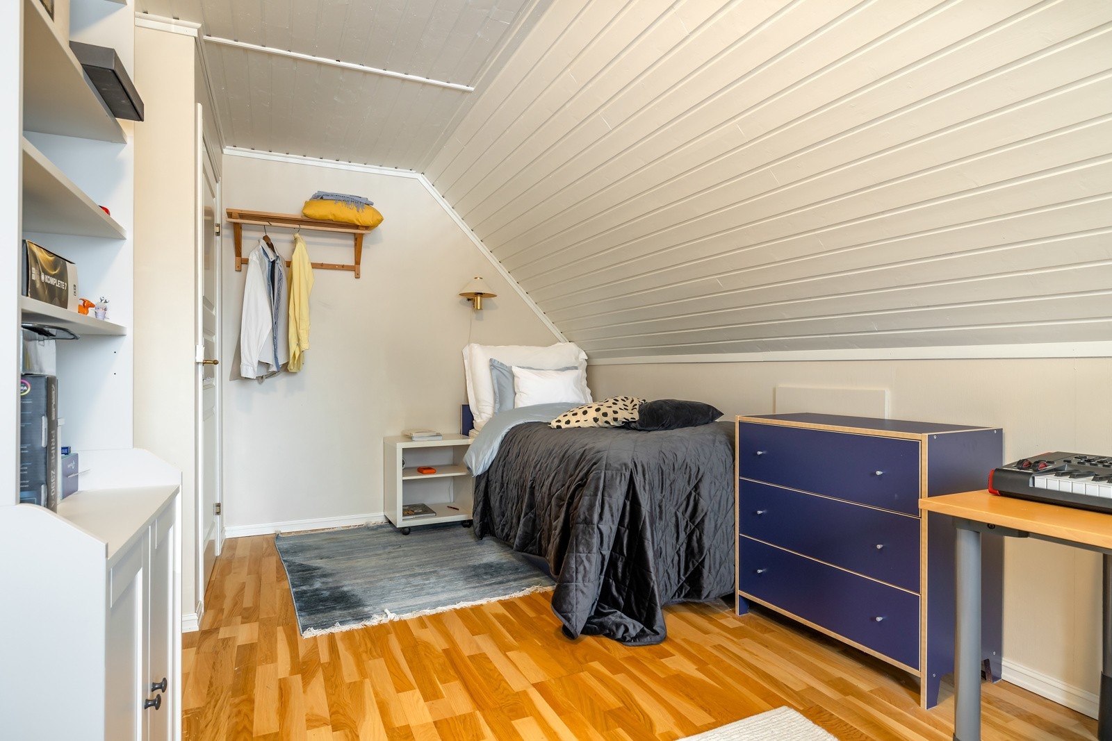 Rom god plass til seng, pult, nattbord og kommode/klesskap. Galleribilde