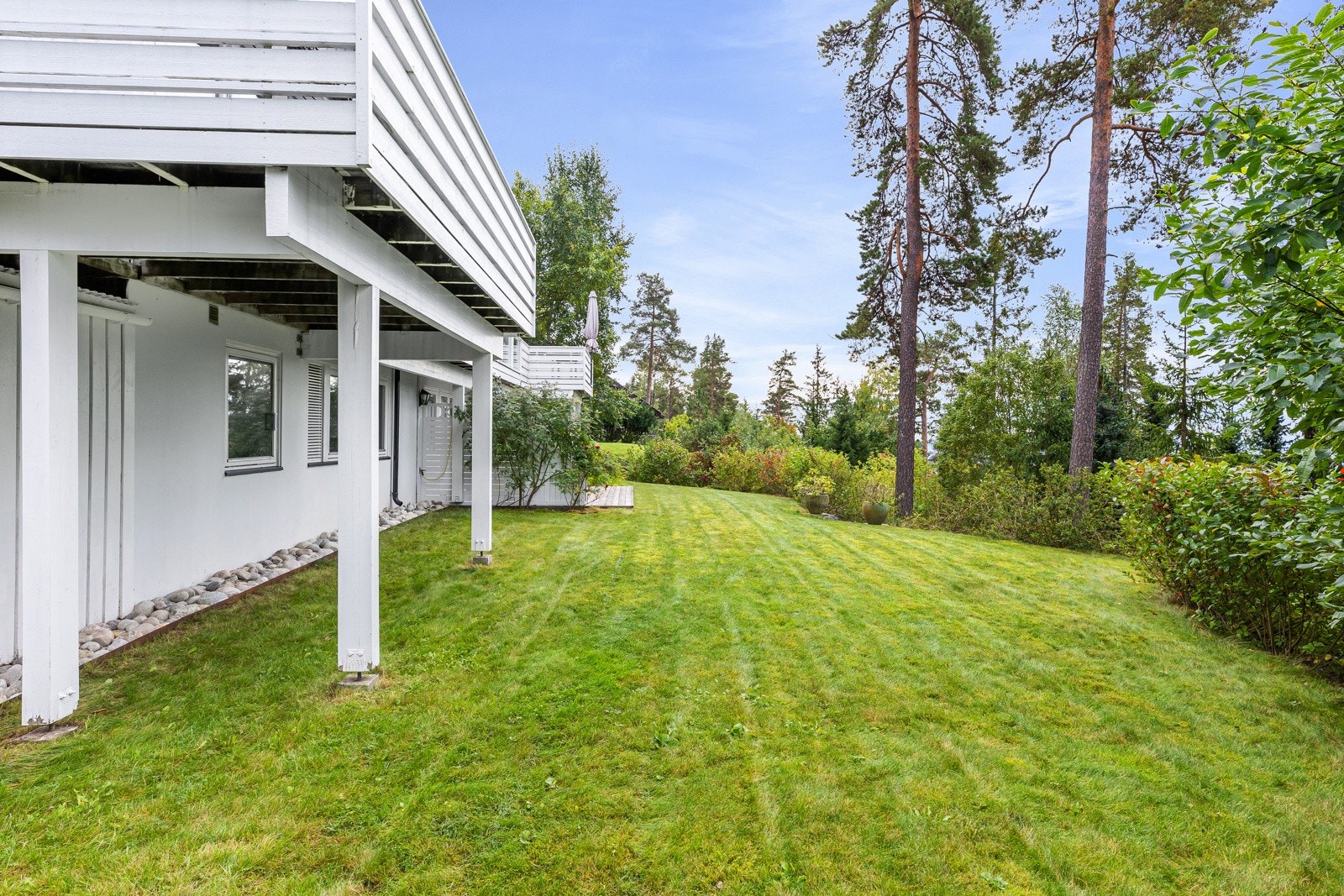 Fra denne stuen har du direkte tilgang til den solrike hagen og markterrassen. Galleribilde
