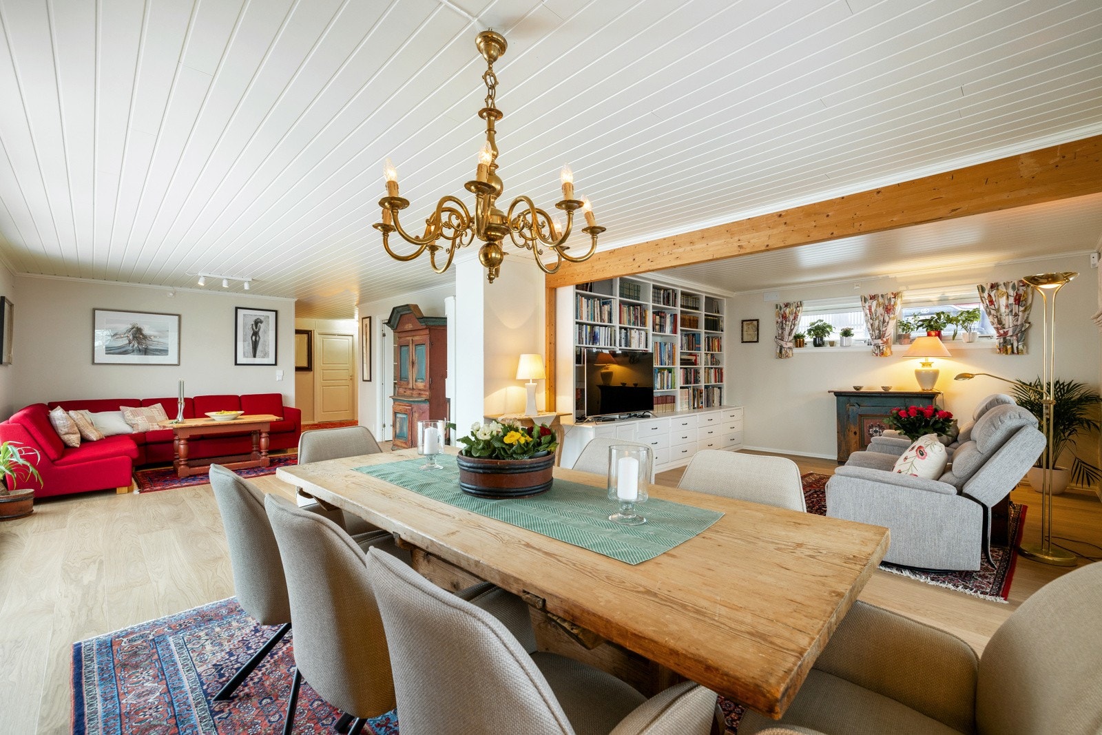 Her er det også god plass til stor spisestue med langbord. Galleribilde