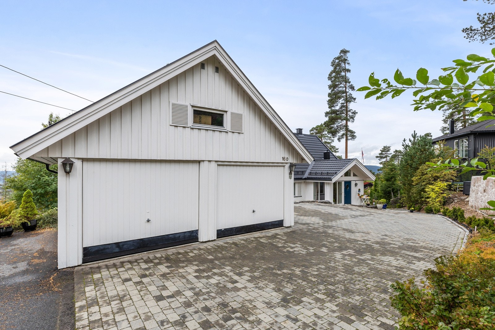 Stor dobbeltgarasje med god plass til to biler. Galleribilde