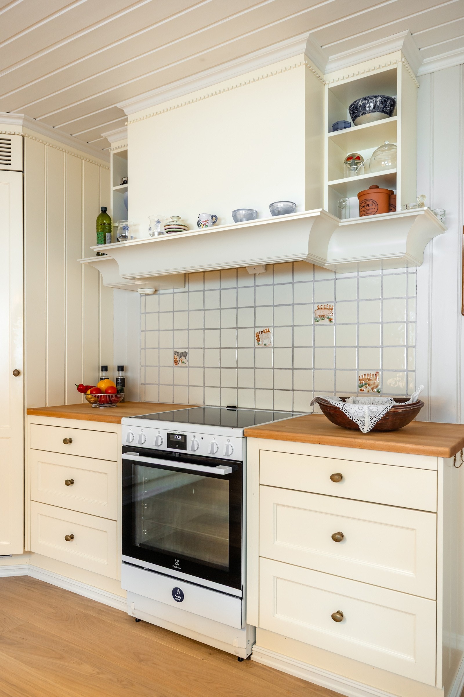 Kjøkkenventilator med utkast til luftekanal. God plass til frokostbord. Galleribilde