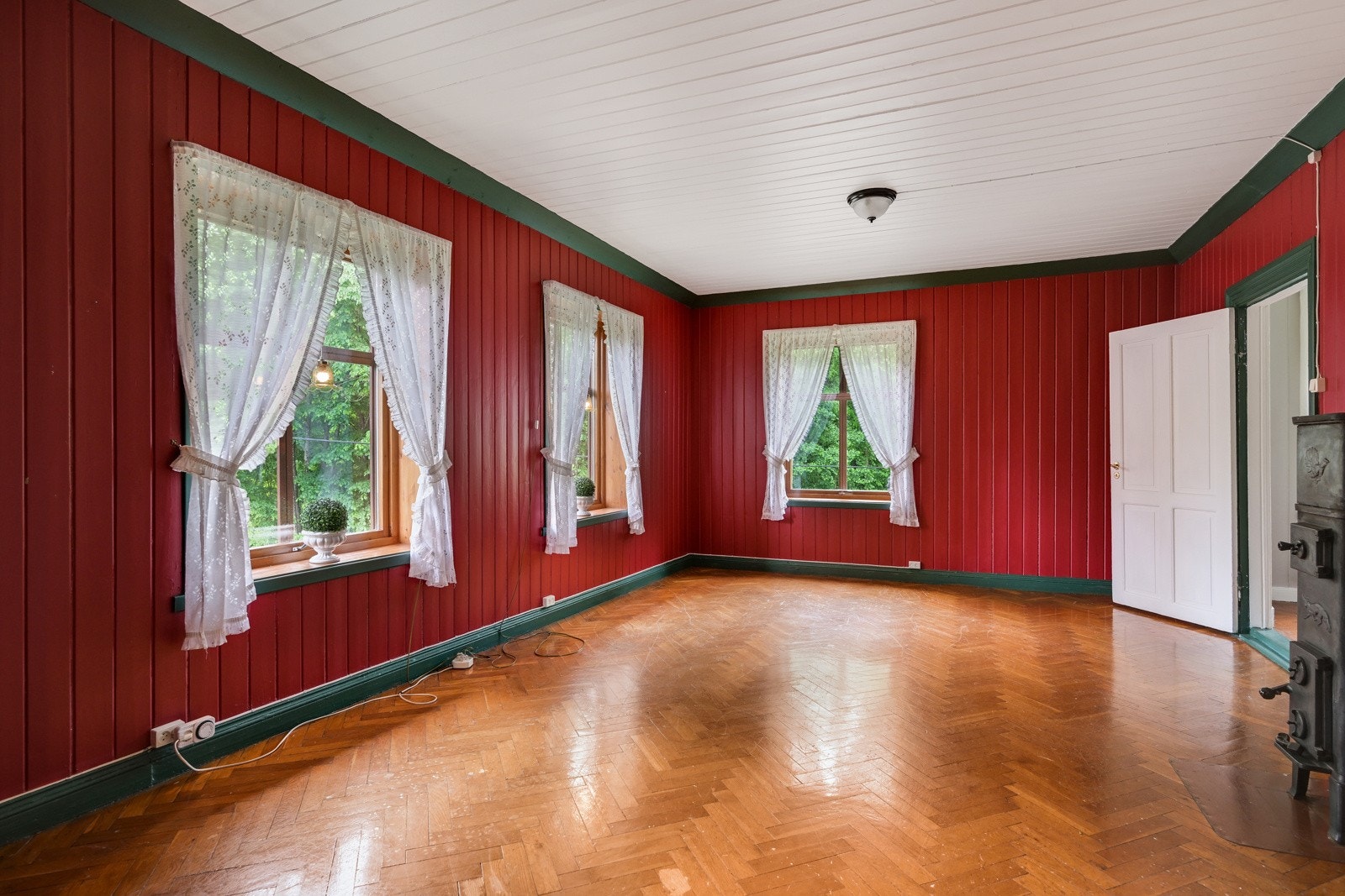I 2. etasje er det en stor og luftig stue med gode lysforhold Galleribilde
