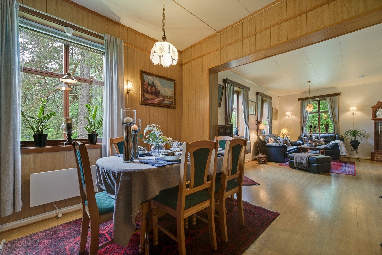 Spisestuen har god plass til å invitere til hyggelige lag Galleribilde