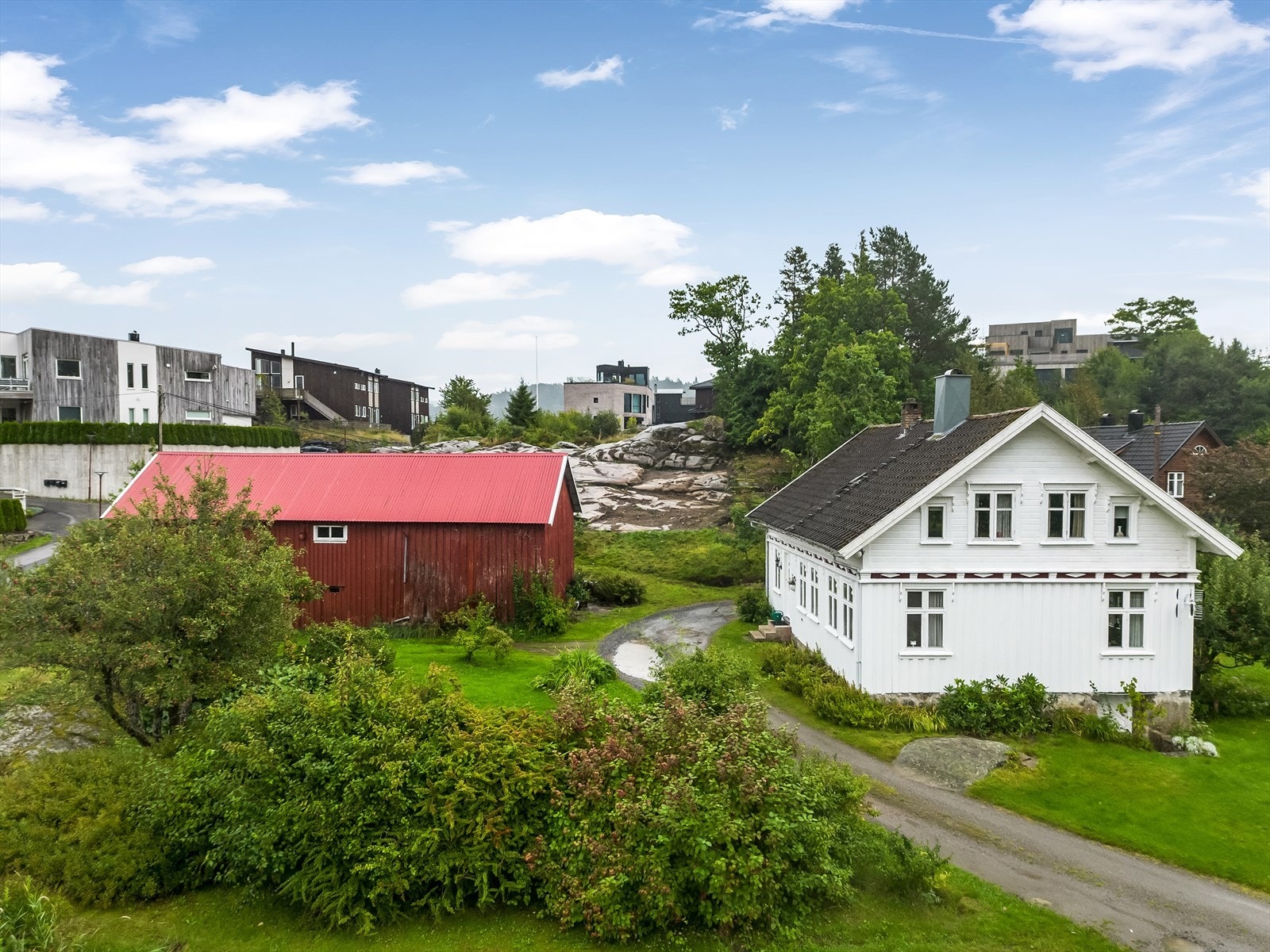 Eiendommen ligger i tilknytning til et nyere og veletablert boligfelt med mange barnefamilier. Galleribilde