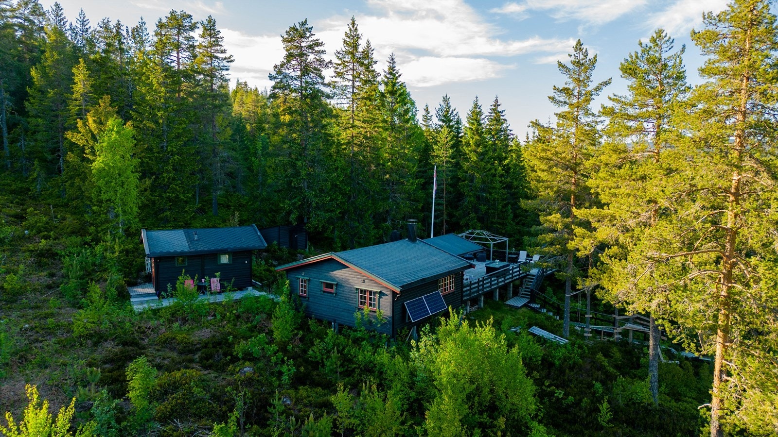 Privat foto fra eier. Bildene er tatt i kveldssol, med sol bak hytten. Galleribilde