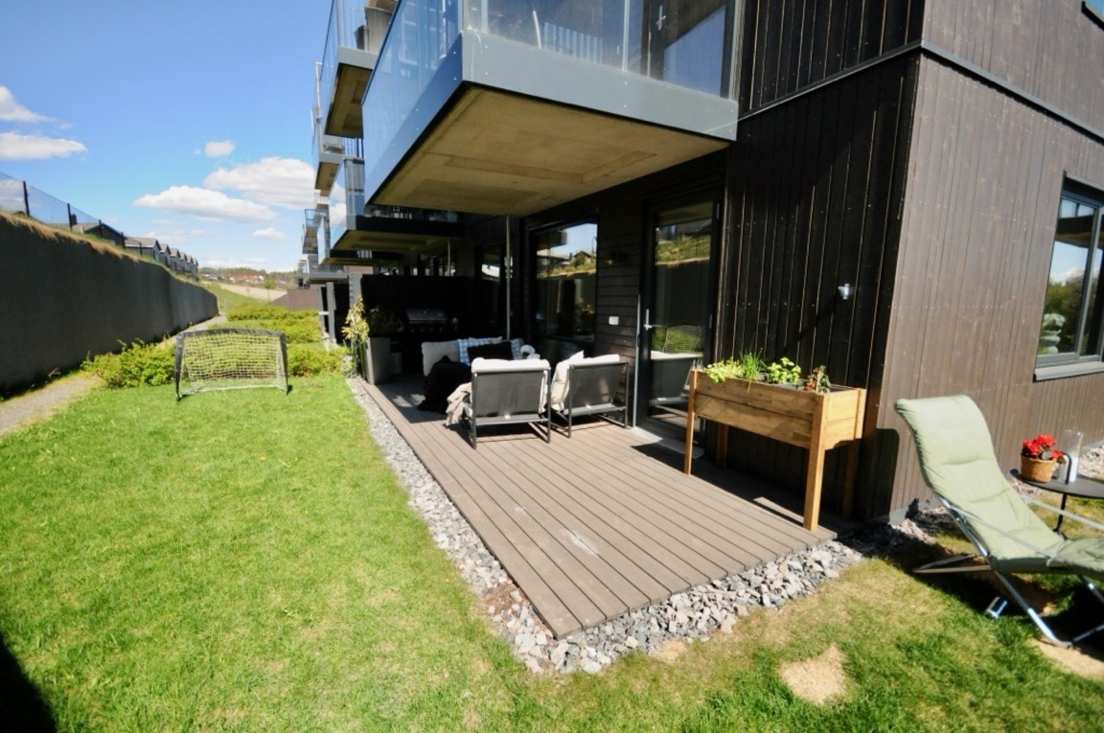 Fra stuen er det utgang til en nordøstvendt markterrasse på ca. 18 m². Selgers private bilde. Galleribilde