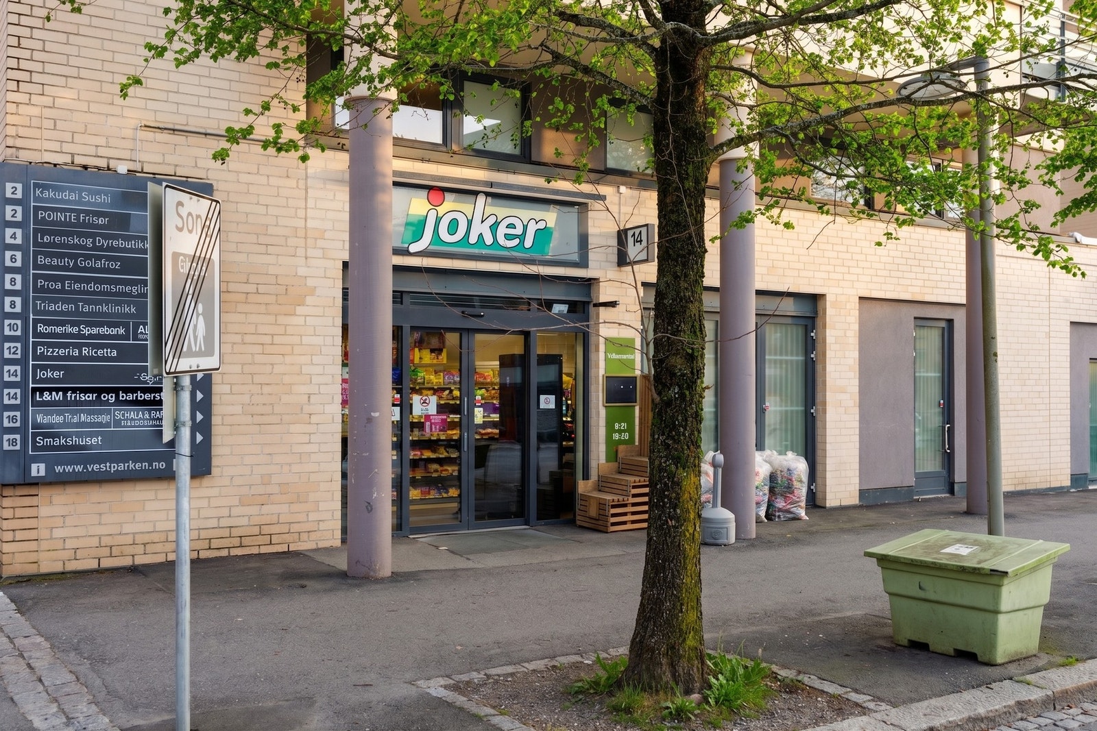 Joker ligger rett utenfor leiligheten. Galleribilde