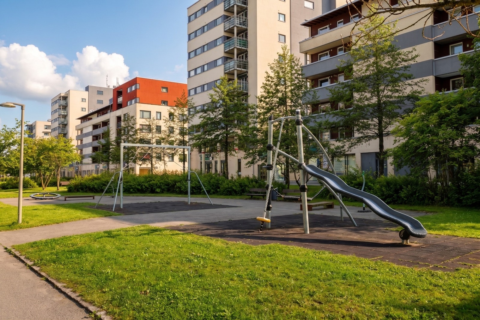 Liten lekeplass utenfor. Galleribilde