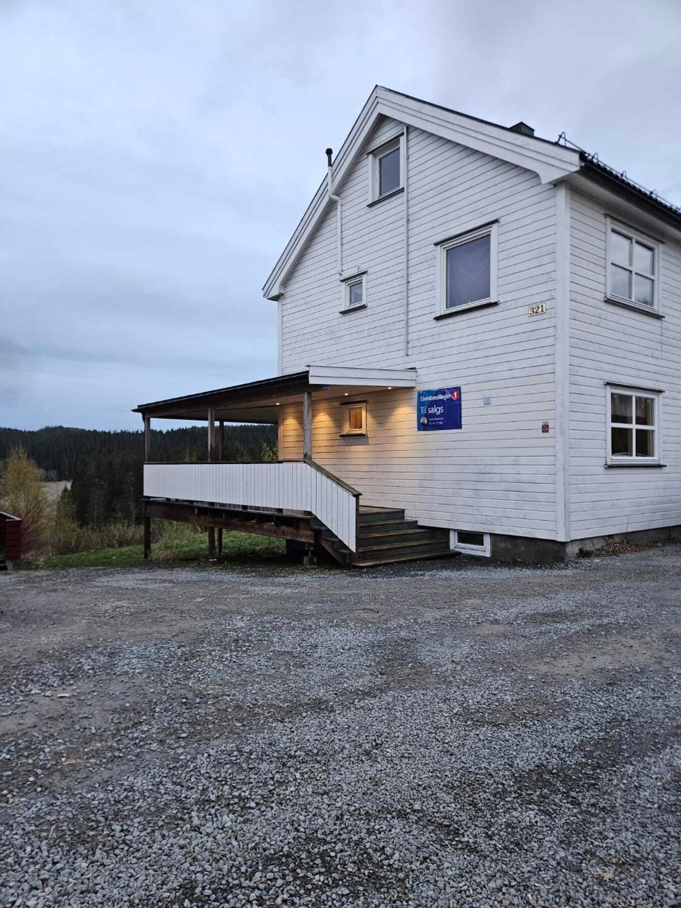 Bordkledning er nylig byttet der det var et vindu. Galleribilde