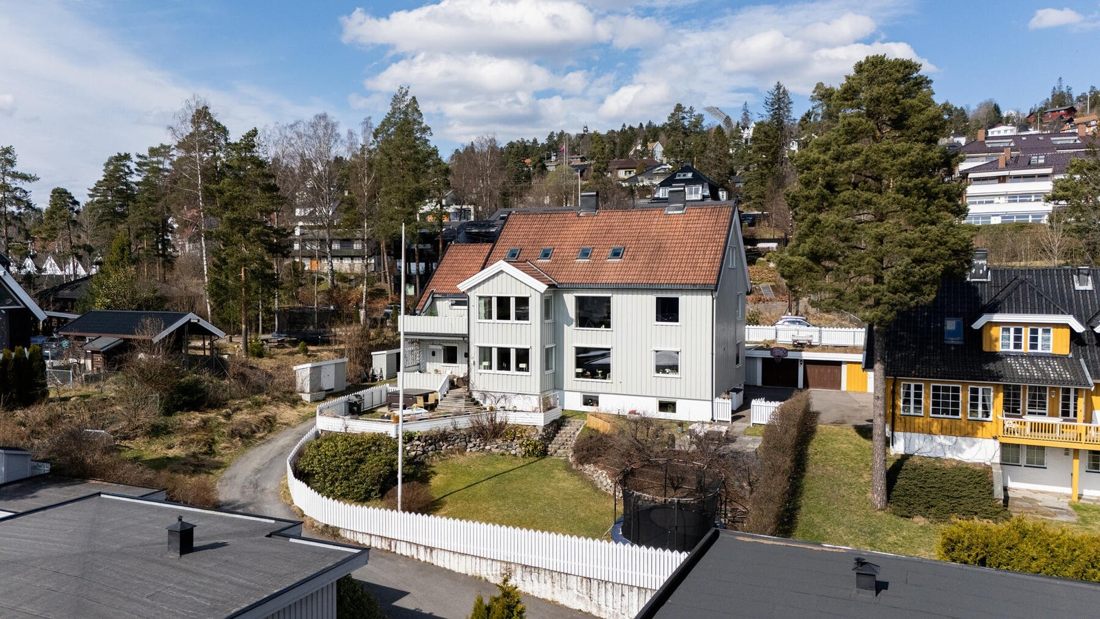 Stor horisontaldelt og påkostet tomannsbolig over 3 plan med panoramautsikt over Oslofjorden. Galleribilde