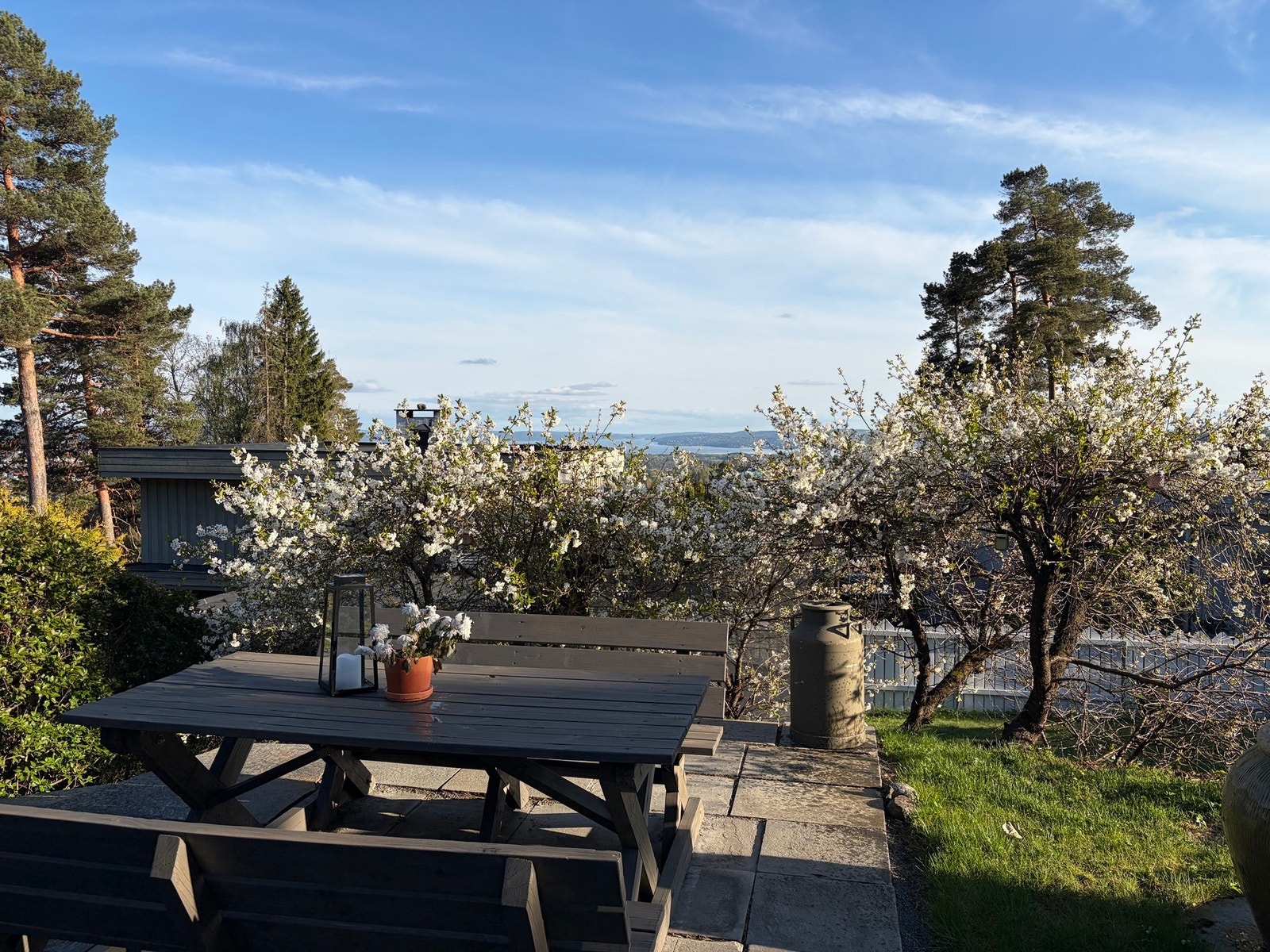 Tenk deg en kaffekopp her, med utsikt over fjorden og blomstrende trær som ramme! Galleribilde