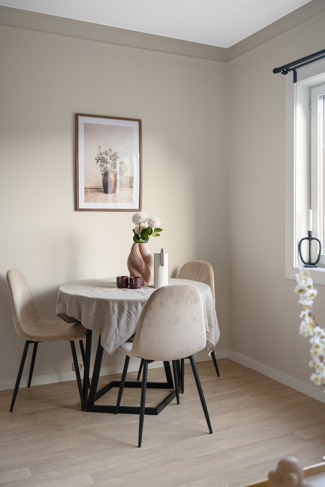 Det er god plass til et hyggelig spisebord i stuen. Galleribilde