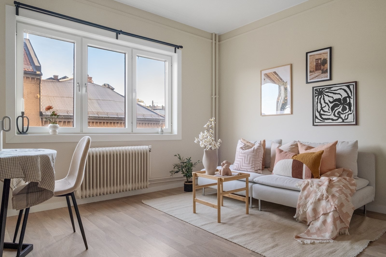 I stuen er det store vindusflater som sikrer gode lysforhold. Galleribilde