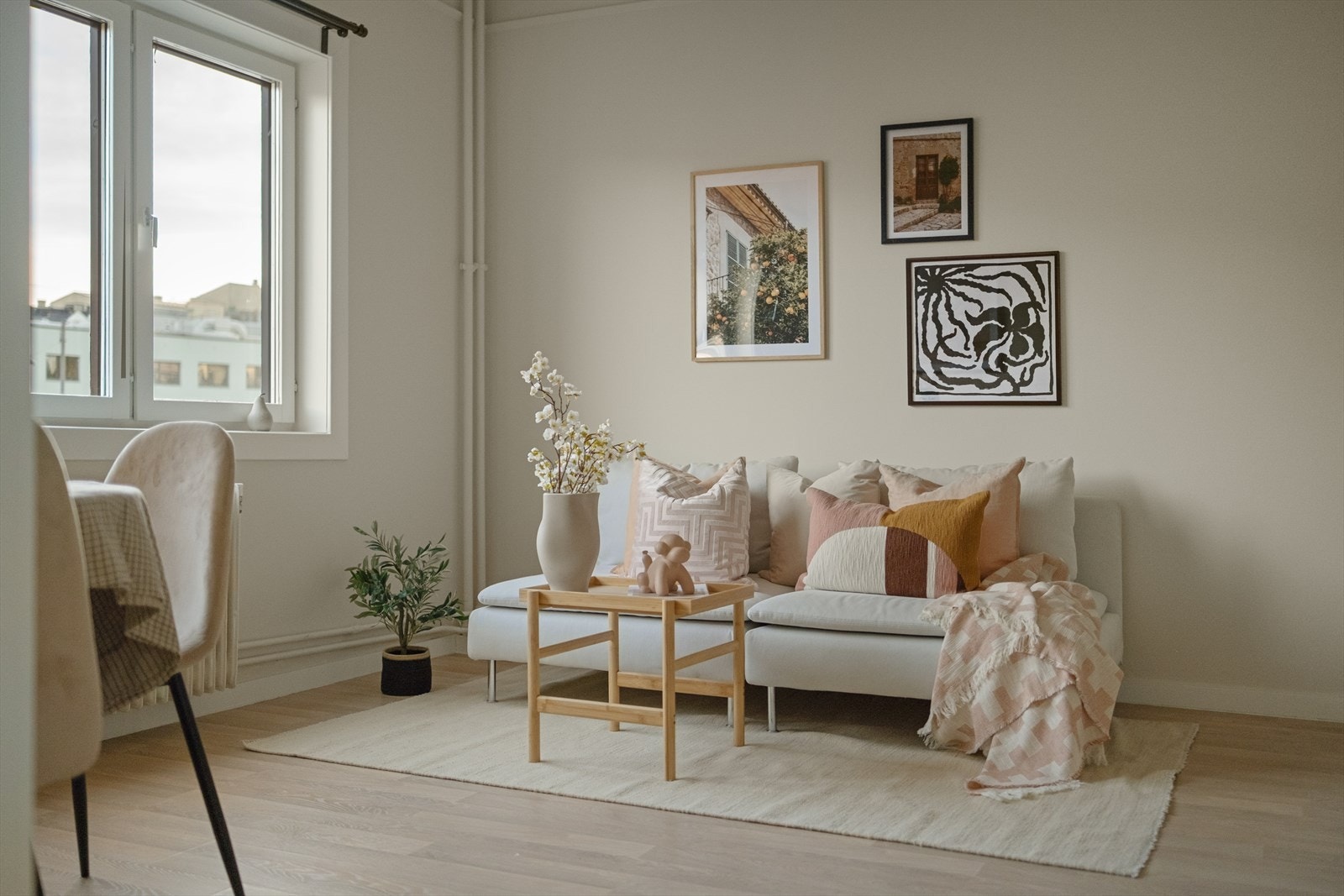 Det er god plass til sofa, stuebord og spisebord i stuen. Galleribilde