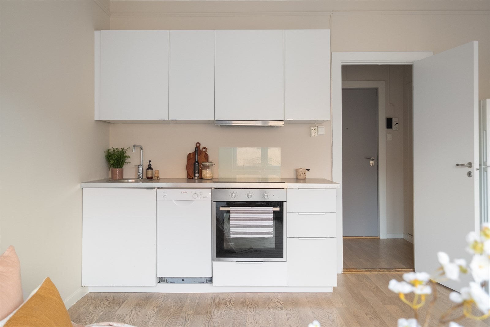 Det er kjøkkenventilator med kullfilter. Galleribilde