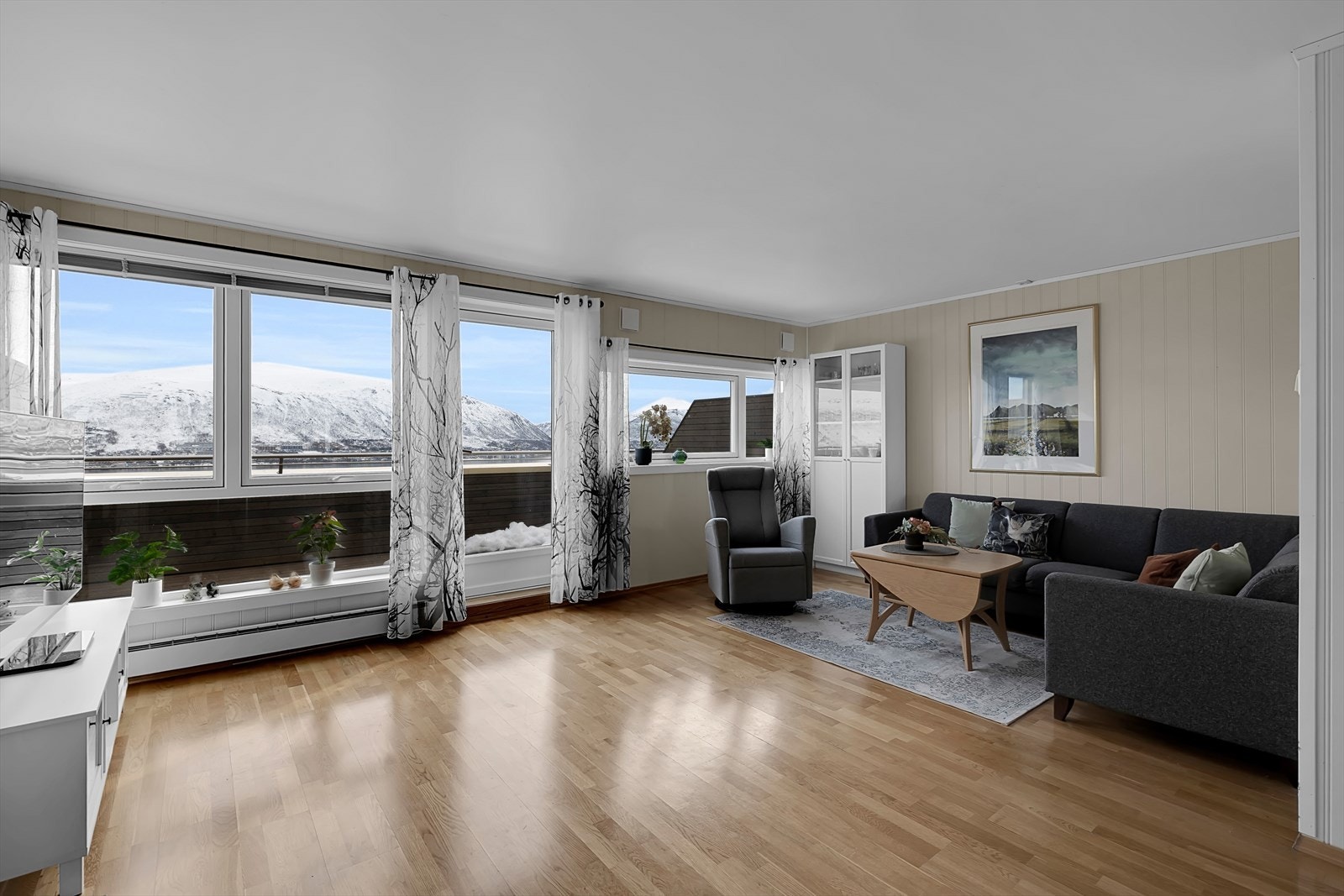GARANTI Eiendomsmegling Tromsø Stakkevollan - Attraktiv og flott 3(4)-roms med innendørs parkering og 2 balkonger i nyrenovert borettslag.