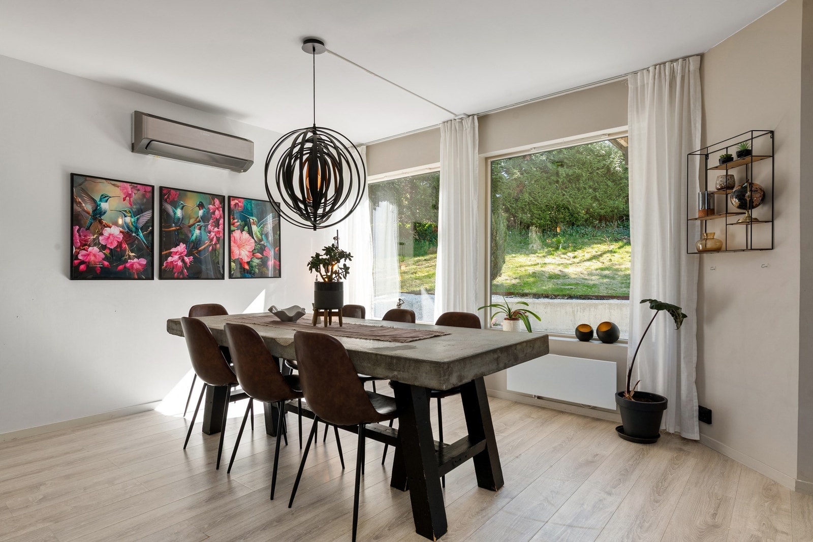 Spisestuen har store vindusflater som gir godt med naturlig lys Galleribilde