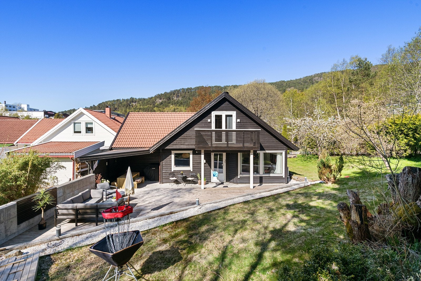 Fra eiendommen er det kort vei til flotte turområder som Emblemsfjellet og bademuligheter på Stavsetneset. Galleribilde