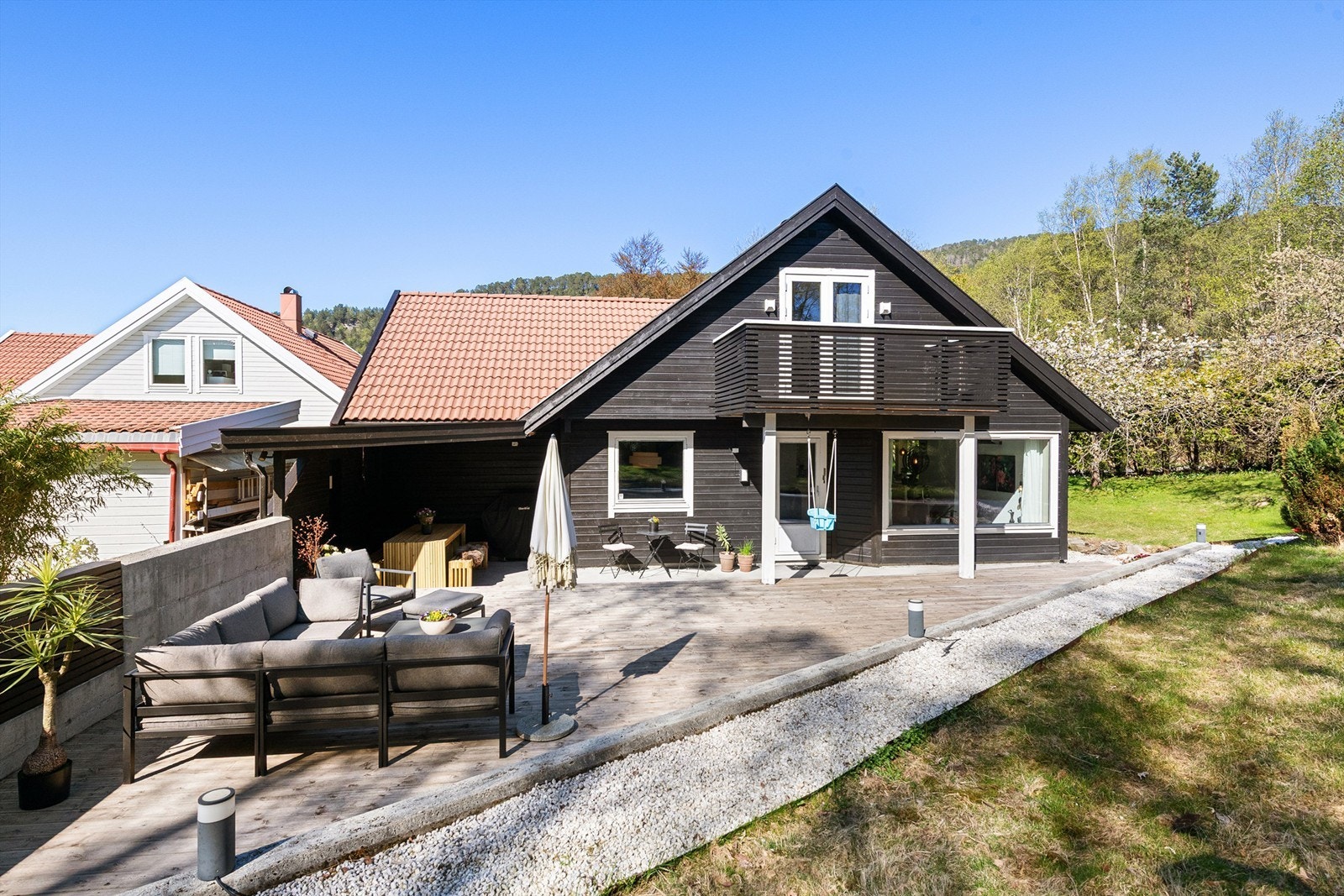Eiendommen er en hjørnetomt med en stor og skjermet uteplass. Galleribilde