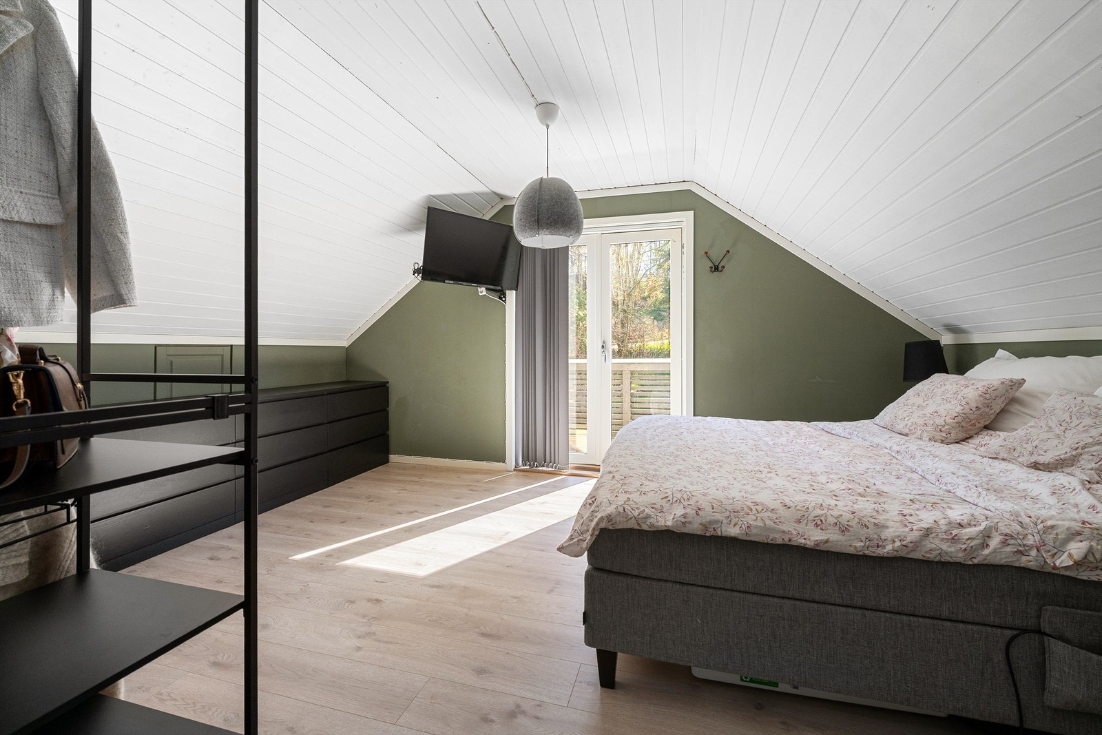 Soverommet har god plass til dobbeltseng og garderobeløsninger.
NB! Loftsetasjen er innredet/oppført etter at midlertidig brukstillatelse er gitt og er ikke bruksendret og omsøkt Galleribilde