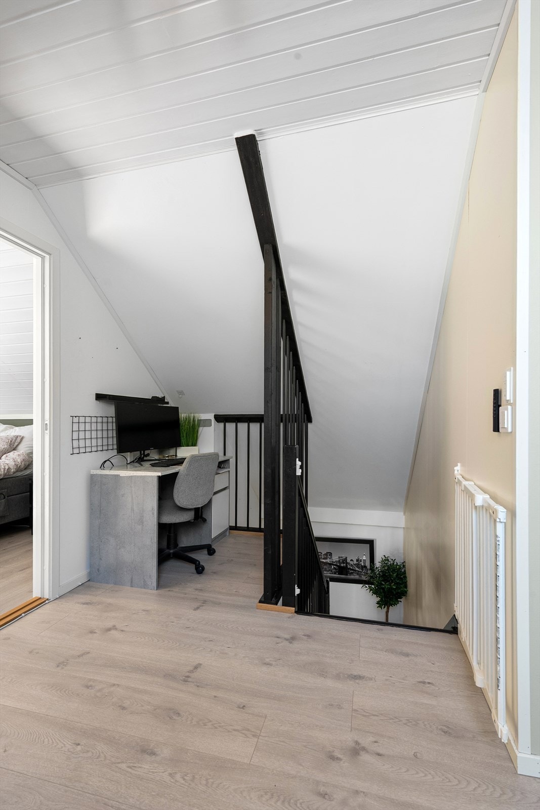 Ved trappen i loftsetasjen er det en praktisk nisje, ideell for en hjemmekontorløsning.
NB! Loftsetasjen er innredet/oppført etter at midlertidig brukstillatelse er gitt og er ikke bruksendret og omsøkt Galleribilde