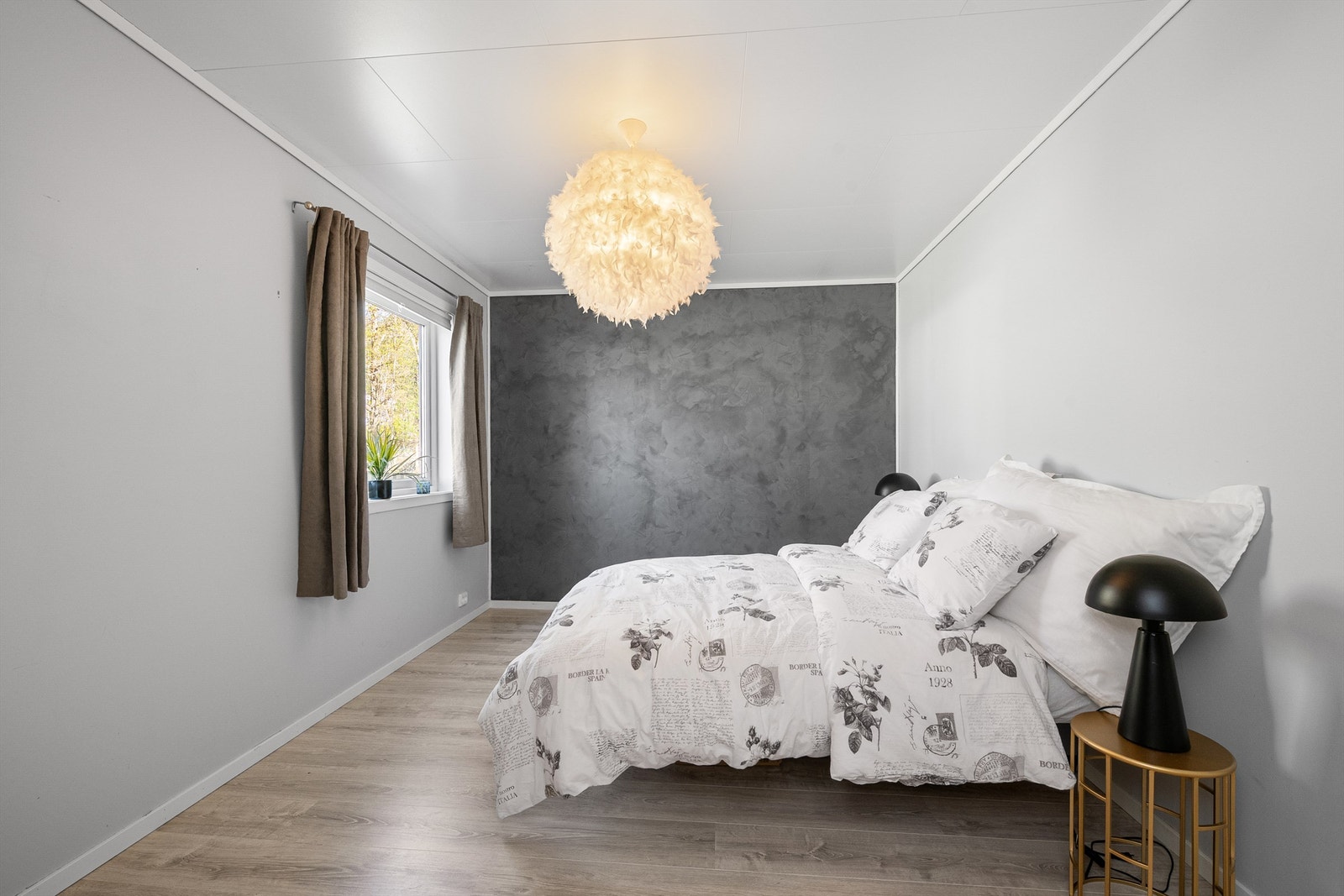 Lyst og luftig soverom i første etg. med god plass til dobbeltseng og garderobe. Galleribilde