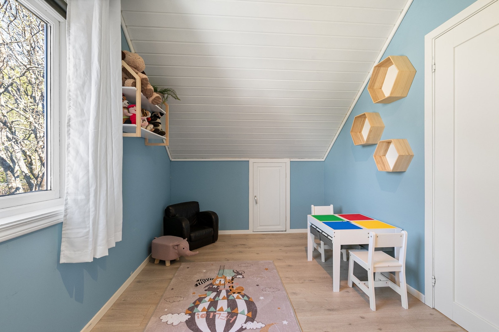 Rom på loft som ikke er bruksendret og omsøkt
NB! Loftsetasjen er innredet/oppført etter at midlertidig brukstillatelse er gitt og er ikke bruksendret og omsøkt Galleribilde