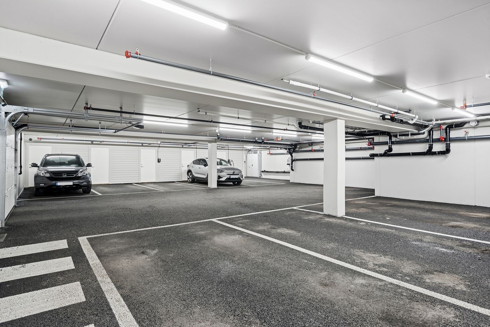 Selger eier en parkeringsplass i garasjeanlegget i sameiet, som kan kjøpes etter nærmere avtale med selger. Dette vil eventuelt bli en egen avtale som inngås med selger. Galleribilde
