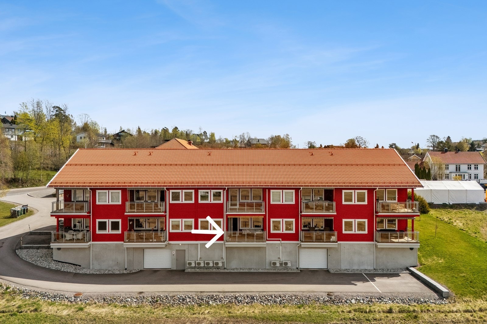 Moderne og innbydende 3-roms leilighet fra 2022 - med heis, egen parkeringsplass og en stor, solrik balkong som gir herlige uteopplevelser store deler av året. Leiligheten har en flott plassering i byggets høye 1. etasje. Galleribilde
