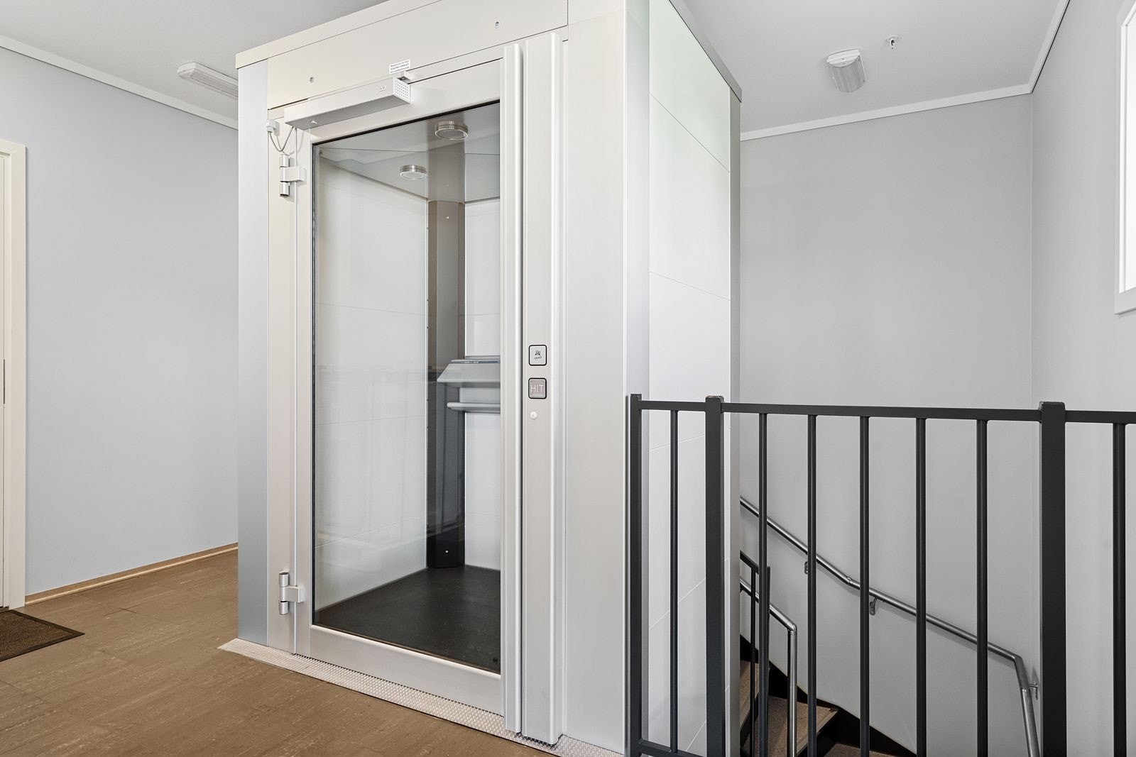 Leiligheten har adkomst via en felles, flislagt gang med pen utførelse. Bygget er utstyrt med heis, noe som bidrar til en praktisk og komfortabel hverdag. Galleribilde